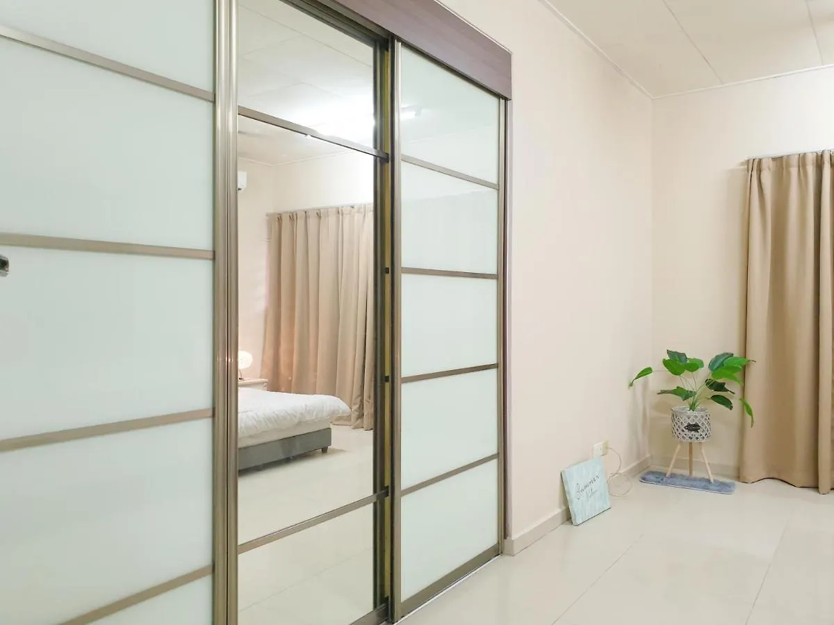 Airport Garden Stay #Corner Hoise 5 Rooms #Free Wifi #Parking #Tv Chanel Shah Alam 0*,