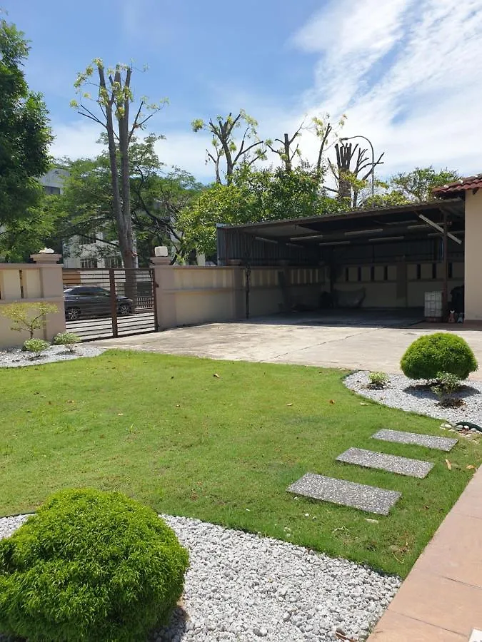 Airport Garden Stay #Corner Hoise 5 Rooms #Free Wifi #Parking #Tv Chanel Shah Alam Malaysia