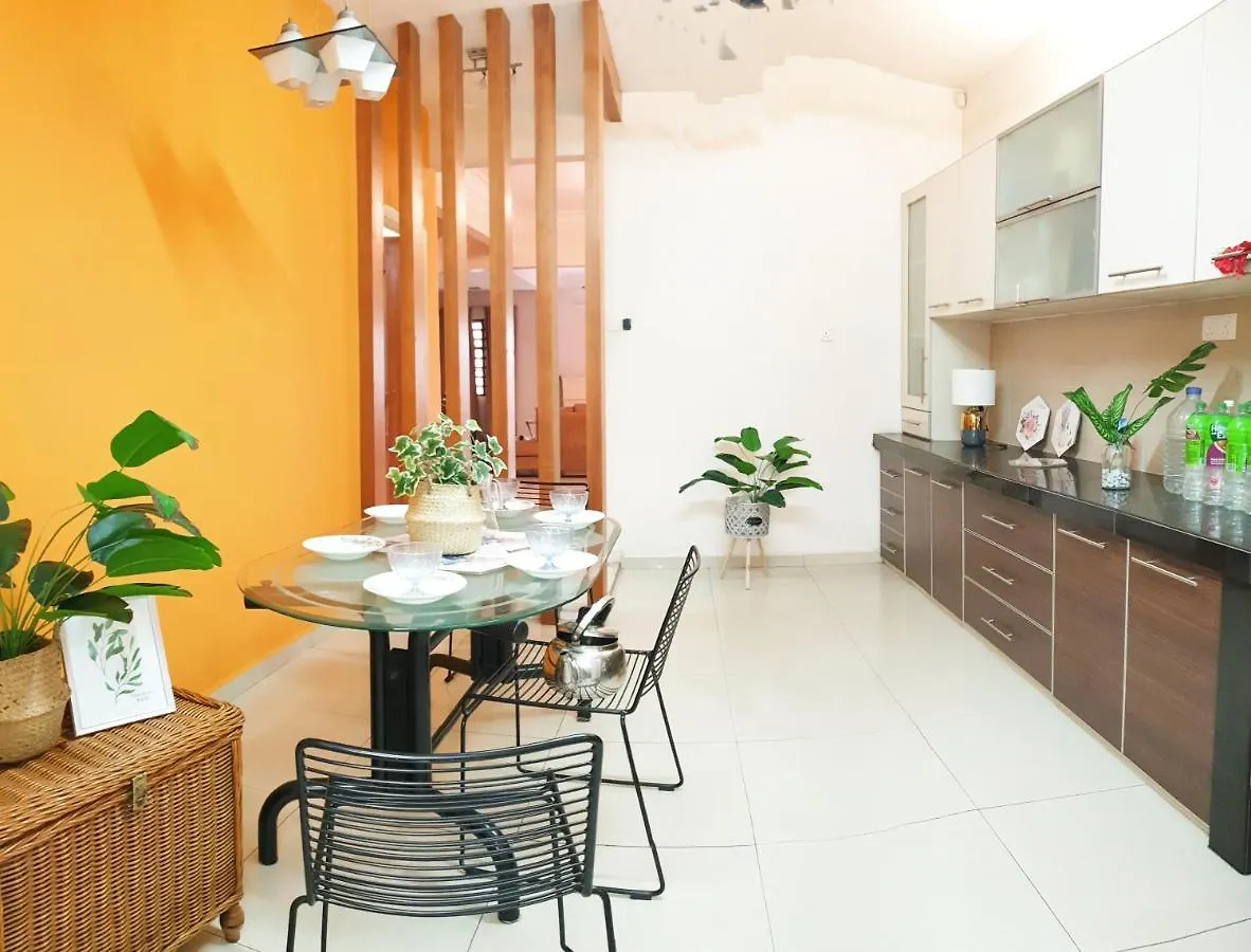 Airport Garden Stay #Corner Hoise 5 Rooms #Free Wifi #Parking #Tv Chanel Shah Alam 0*,  Malaysia
