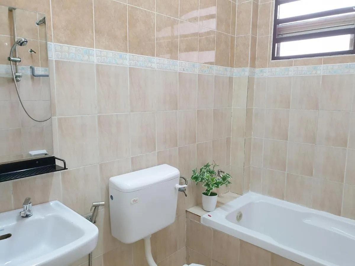 Airport Garden Stay #Corner Hoise 5 Rooms #Free Wifi #Parking #Tv Chanel Shah Alam